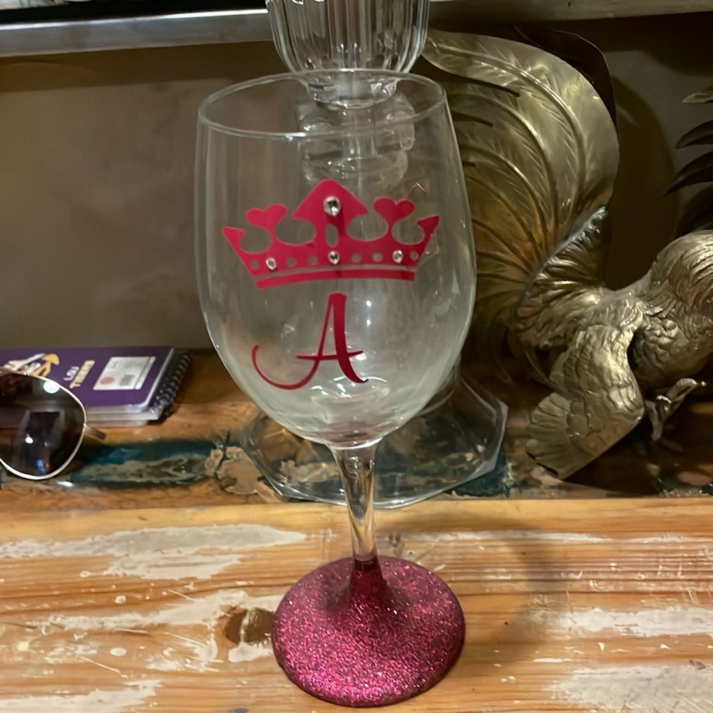 ⭐️Letter A glittery pink wine glass